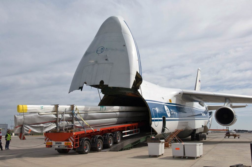 Mundo envío global de cargas complejas, de gran tamaño y pesadas